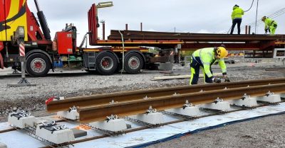 Ensimmäisten kiskojen asennus Haakoninlahdessa