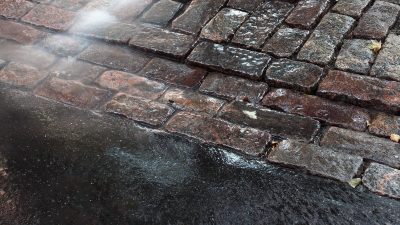 vetytä katukivillä, kuva: HSY