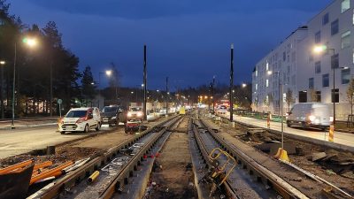Laajasalontien kiskotyömaa aamun pimeydessä